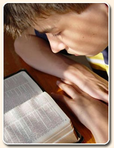 menino lendo a Bíblia