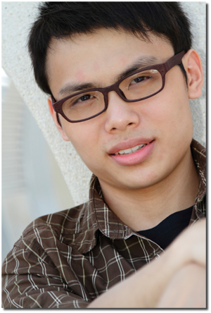 mladý muž s brýlemi