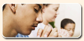 des personnes qui prient, les yeux fermés; un jeune homme, une femme / mère, et un enfant
