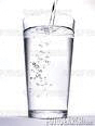 verre d’eau – eau qui coule remplissant un verre transparent
